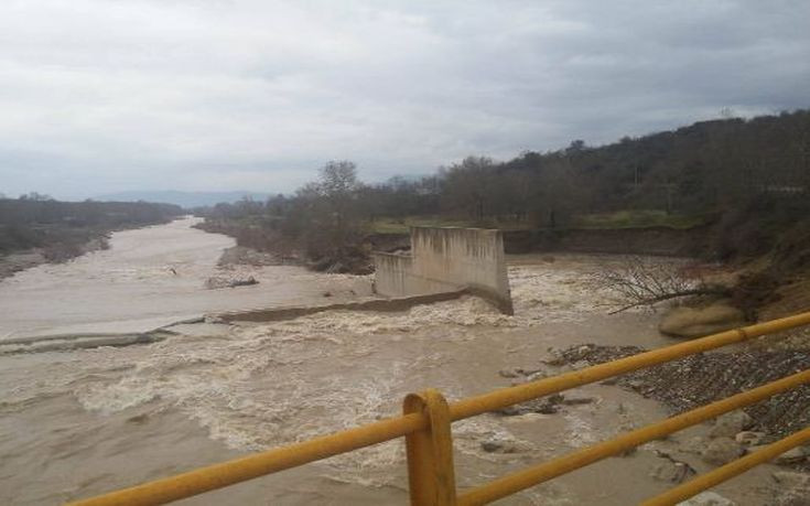 Τρίκαλα: Έσπασαν αναχώματα του Πηνειού από την κακοκαιρία (βίντεο)